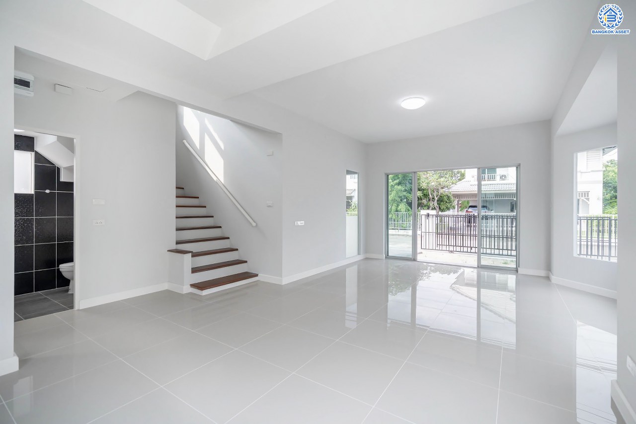 บ้านมือสองตกแต่งใหม่ โครงการ พฤกษ์ลดา พุทธสาคร แบรนด์ LH รองรับทุกความสุข เนื้อที่ 53.1 ตร.ว. ฟังก์ชัน 3 ห้องนอน 2 ห้องน้ำ จอดรถได้ 2 คัน บนทำเลใกล้ The Mall บางแค และเชื่อมต่อถนนเพชรเกษม, ถนนพุทธมณฑลสาย4 ใกล้โครงการรถไฟฟ้าสายสีน้ำเงิน "สถานีหลักสอง"